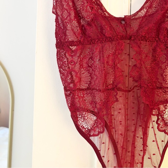 Elegant Lace Bodysuit - Red - Picture 4 of 8